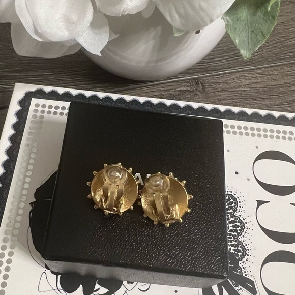 CHANEL Vintage Faux Pearl Gold CC Clip On Earrings - Picture 10 of 11